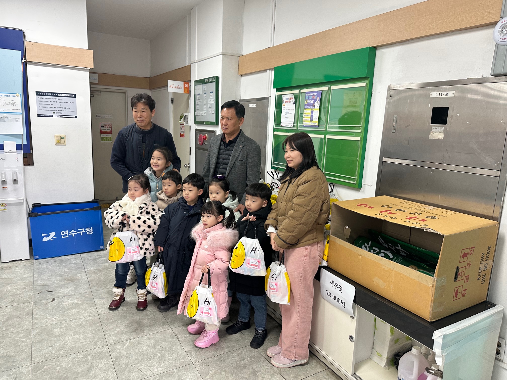 옥련1동의 오렌지어린이집이 지난 20일 연말을 맞아 지역 내 어려운 이웃을 위한 라면 50묶음(250개)을 옥련1동지역사회보장협의체에 기탁했다
